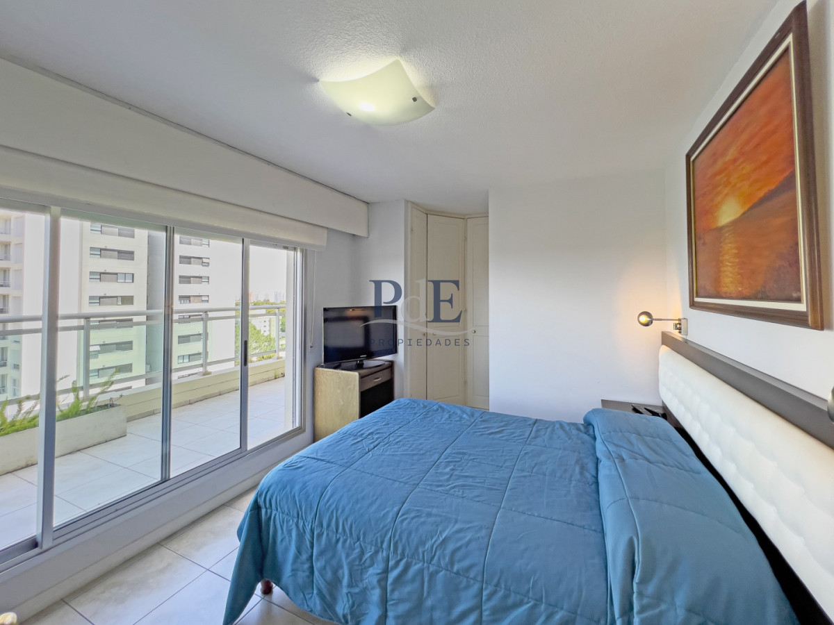 Apartamento en venta de tres dormitorios y servicio.  - Imagen 14