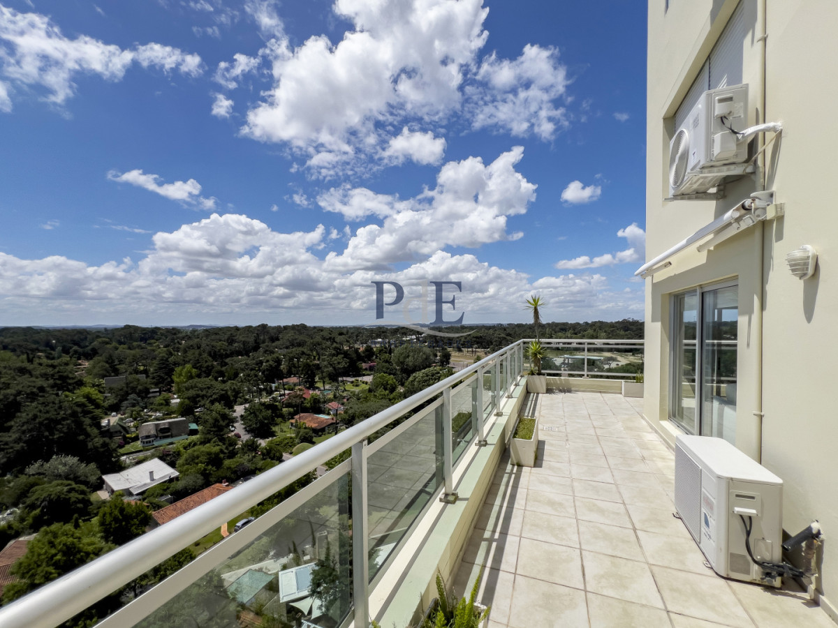 Apartamento en venta de tres dormitorios y servicio.  - Imagen 3