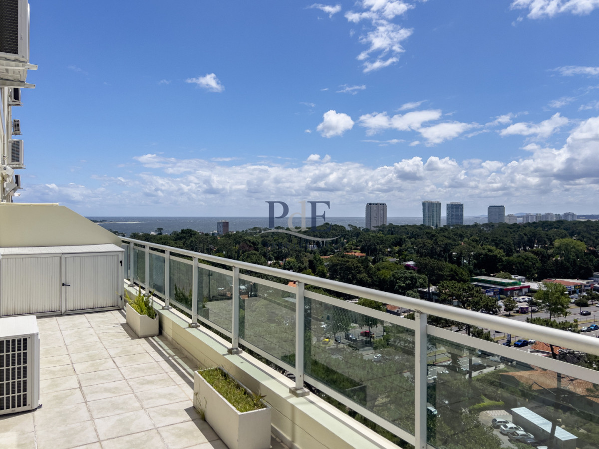 Apartamento en venta de tres dormitorios y servicio.  - Imagen 1