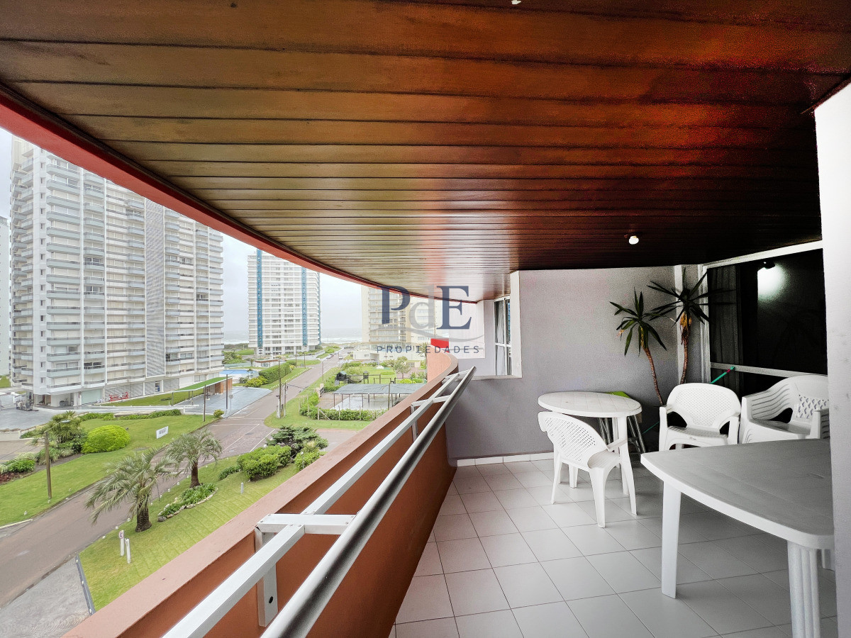 Apartamento 2 Dormitorios Playa Brava.  Punta del Este. - Imagen 2