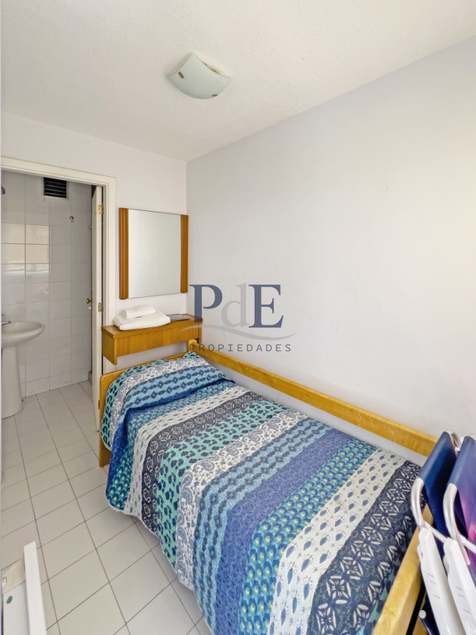 Apartamento en venta de tres dormitorios y servicio.  - Imagen 11