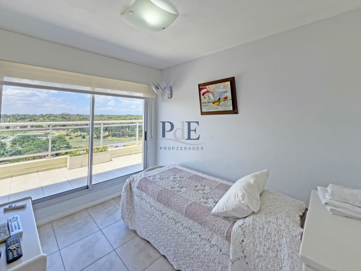 Apartamento en venta de tres dormitorios y servicio.  - Imagen 18