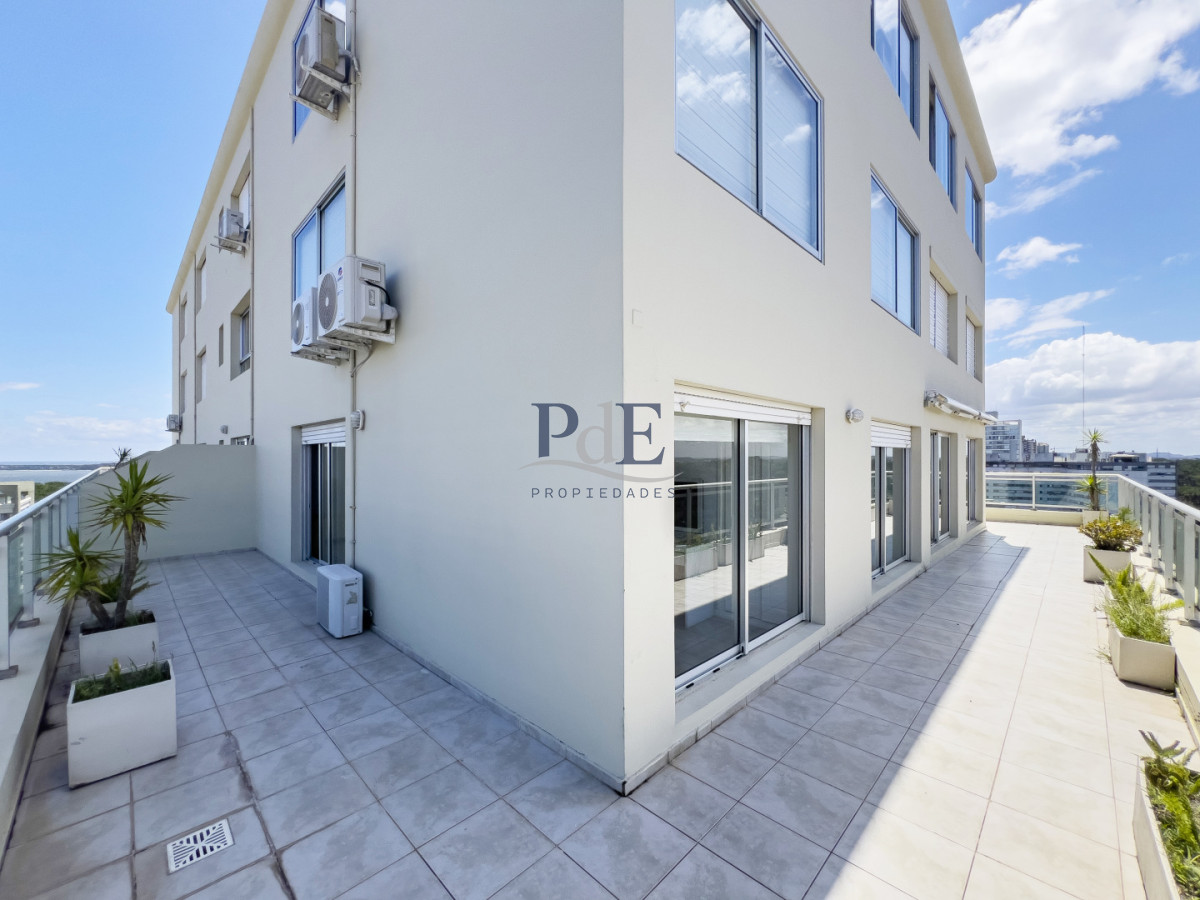 Apartamento en venta de tres dormitorios y servicio.  - Imagen 7