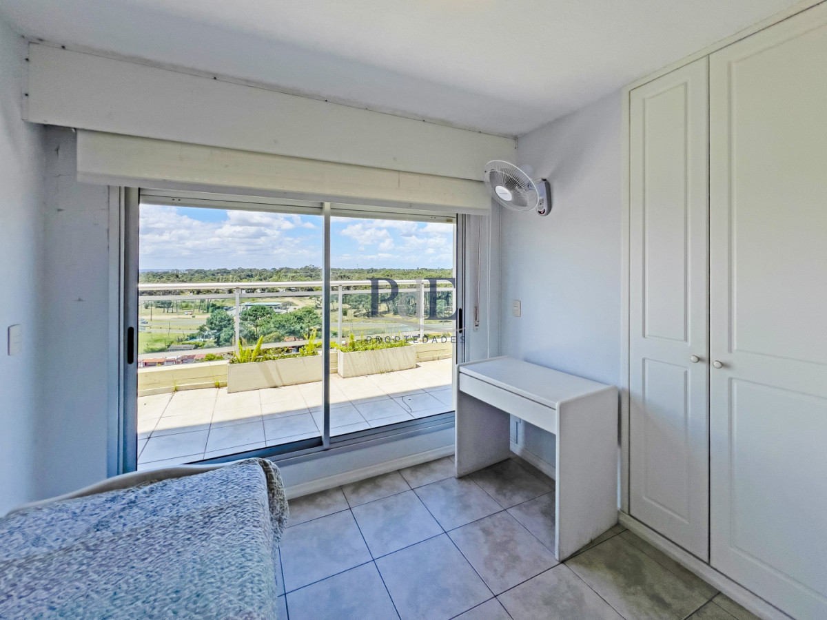 Apartamento en venta de tres dormitorios y servicio.  - Imagen 20