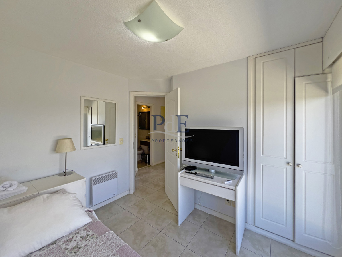 Apartamento en venta de tres dormitorios y servicio.  - Imagen 17