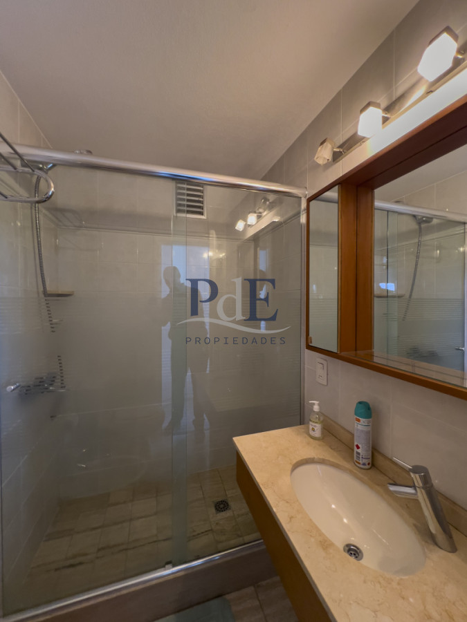 Apartamento en venta de tres dormitorios y servicio.  - Imagen 15