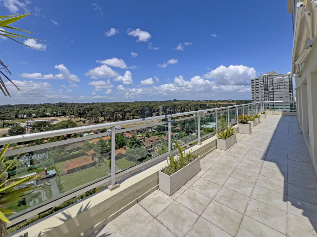 Apartamento en venta de tres dormitorios y servicio.  - Imagen 4