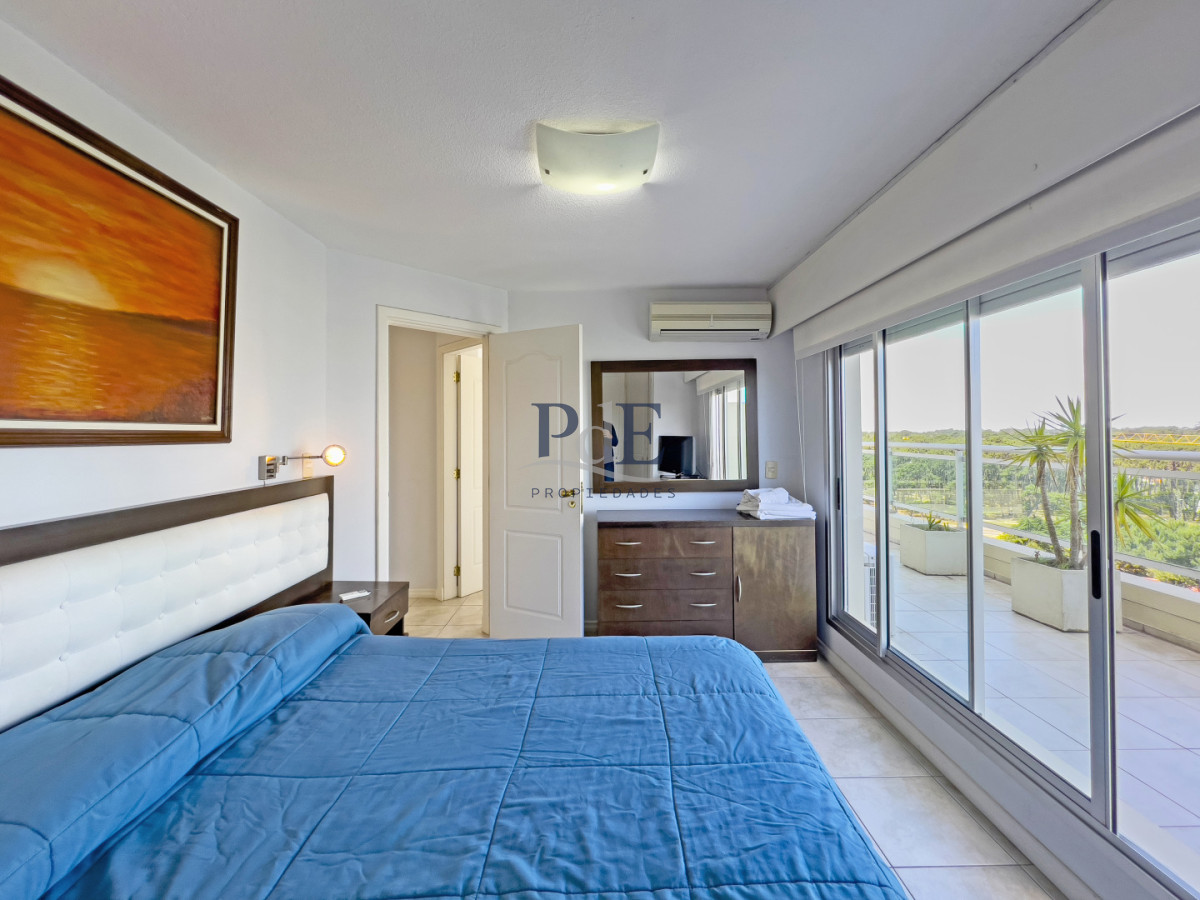 Apartamento en venta de tres dormitorios y servicio.  - Imagen 16