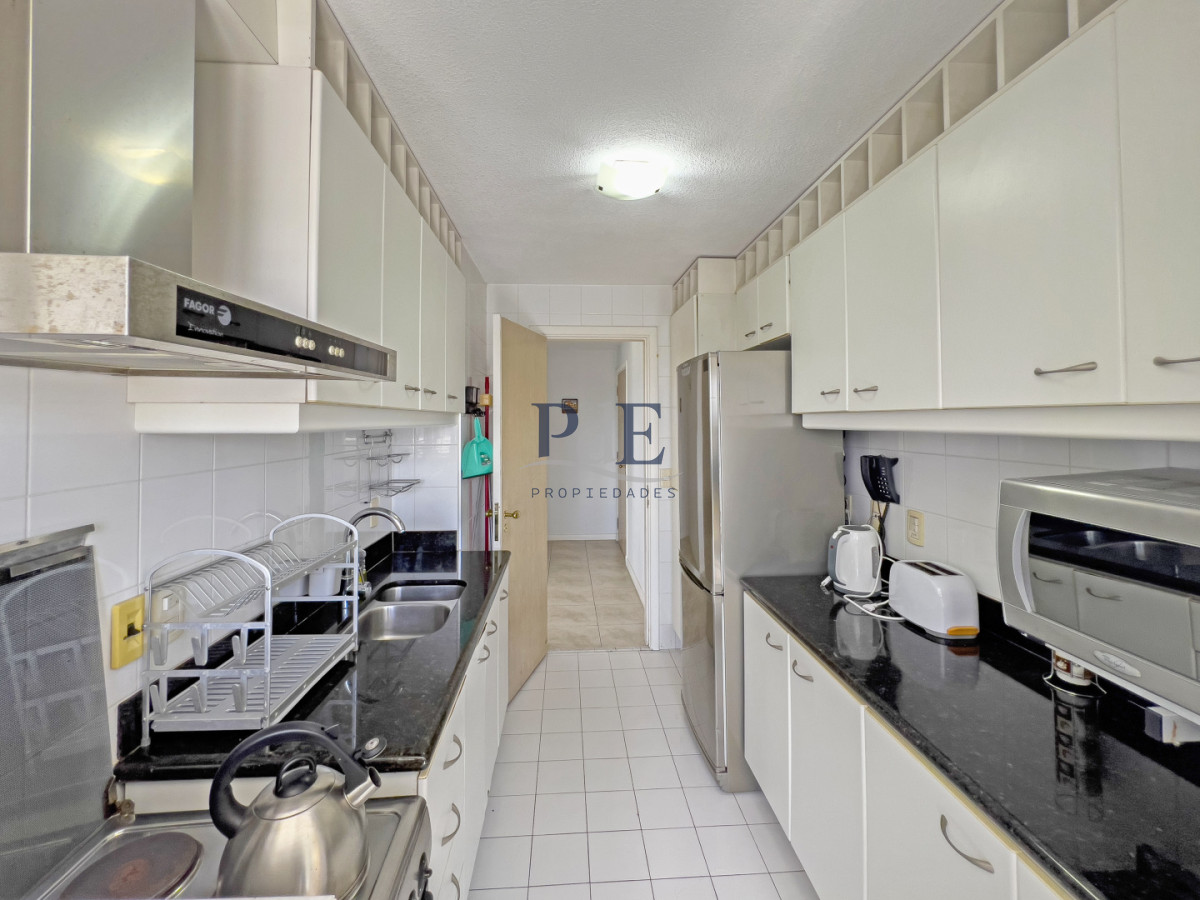 Apartamento en venta de tres dormitorios y servicio.  - Imagen 13
