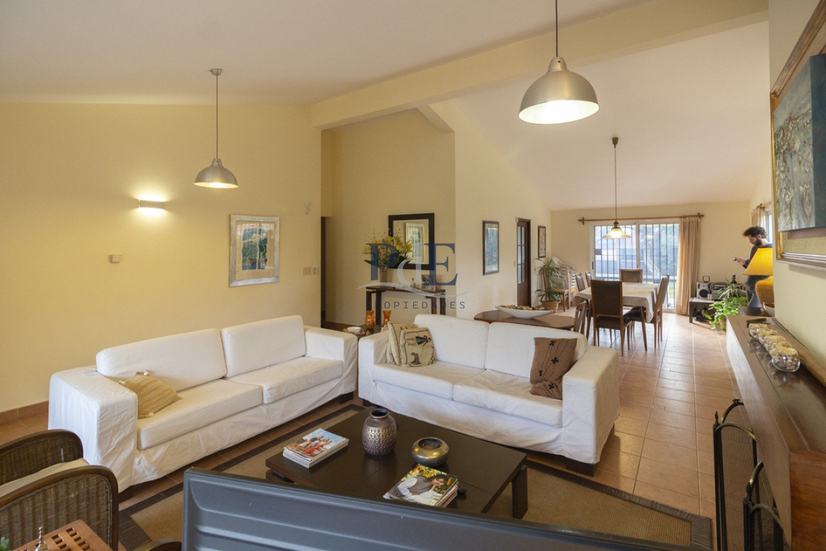 Casa 4 dormitorios en Playa Mansa cerca del Mar. - Imagen 6