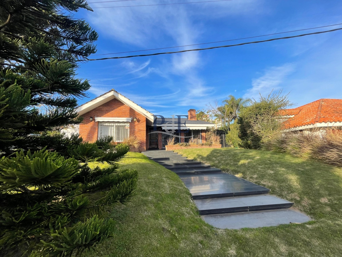 Casa 4 dormitorios en Playa Mansa cerca del Mar.