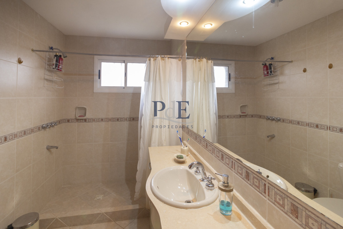 Casa 4 dormitorios en Playa Mansa cerca del Mar. - Imagen 24