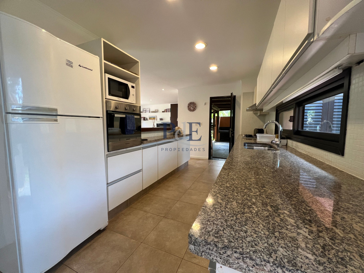 Venta de casa 2 dormitorios en Barrio privado. Pinares. - Imagen 8