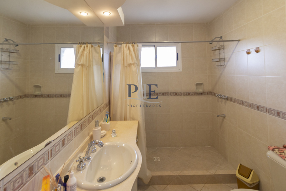 Casa 4 dormitorios en Playa Mansa cerca del Mar. - Imagen 21