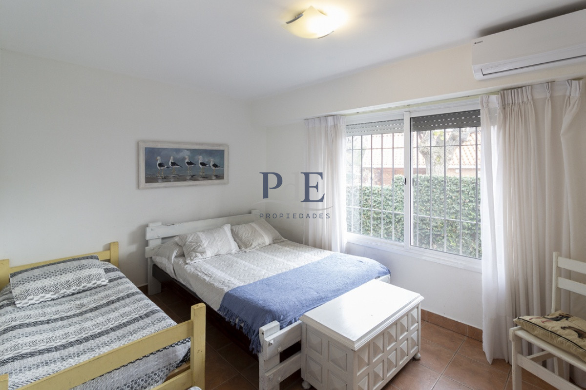 Casa 4 dormitorios en Playa Mansa cerca del Mar. - Imagen 14