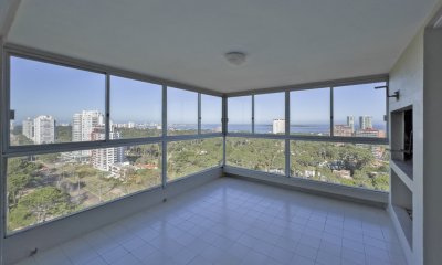 Venta de Amplio departamento de 3 dormitorios y servicio, Punta del Este