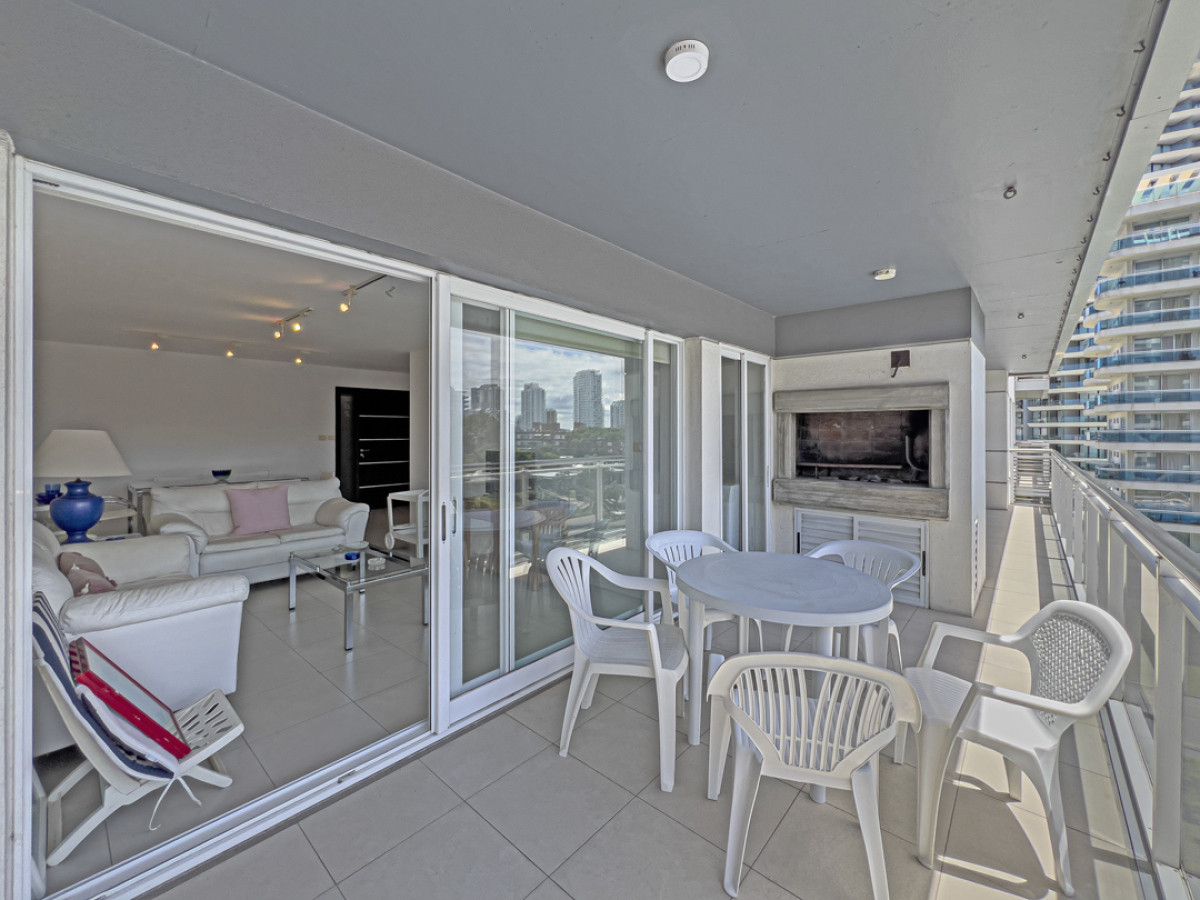  Apartamento  en venta en Punta del Este con parrillero propio   