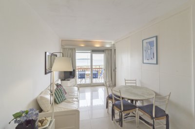 Vende apartamento de 1 dormitorio en edificio frente al mar, Playa Mansa Punta del Este