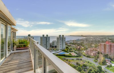 Penthouse con vista al mar en Playa Mansa - Piso alto