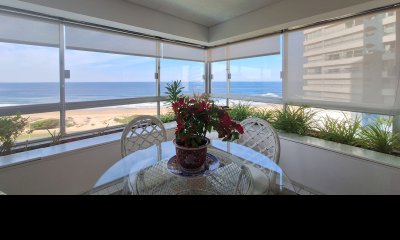 Venta en primera linea de playa Brava, 3 dorm + dependencia