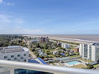 Piso alto en playa brava - 3 dormitorios + dep. y terraza con parrilla Apartamento en venta en Brava Punta del Este, 3 dormitorios, 5 baños. - PROPIEDADESUY - Punta del Este