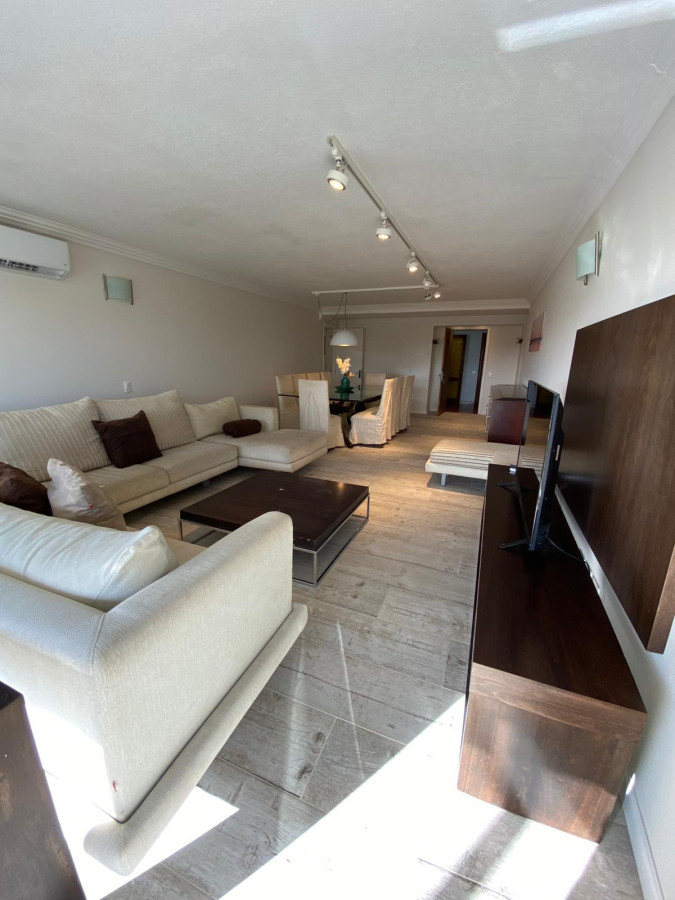 Apartamento reciclado en piso intermedio.