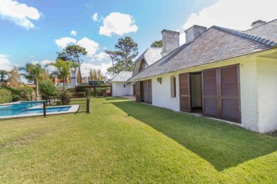Excelente propiedad - Playa mansa - Punta del Este Casa en venta en Mansa Punta del Este, 4 dormitorios, 6 baños. - PROPIEDADESUY - Punta del Este