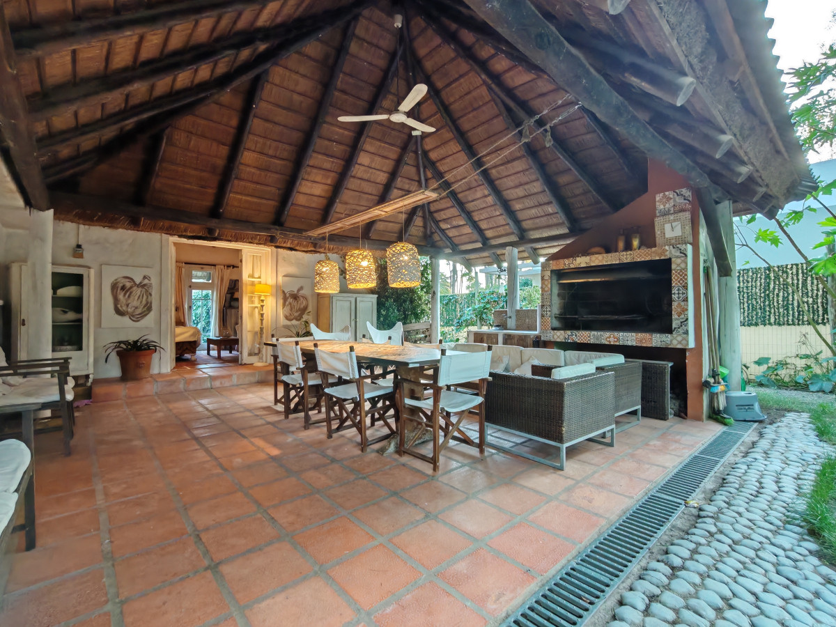 Casa en venta reciclada, con amplio jardin con piscina 