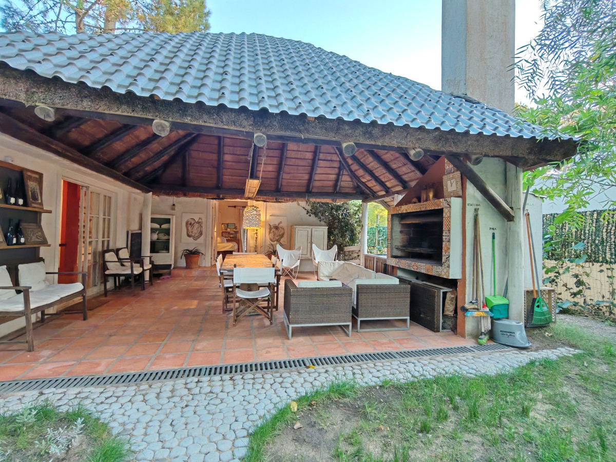 Casa en venta reciclada, con amplio jardin con piscina 