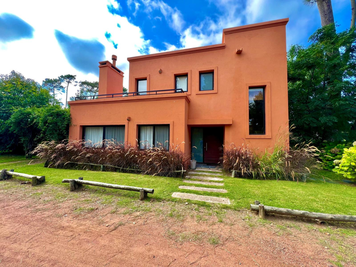 Alquiler anual y venta casa 2 dormitorios en Barrio privado