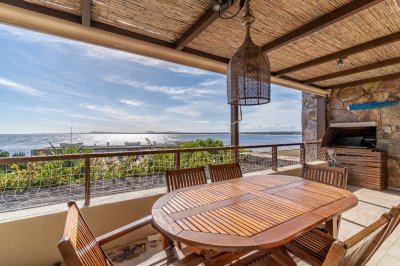 Apartamento de 2 dormitorios en venta en edificio Quartier, Punta del Este.