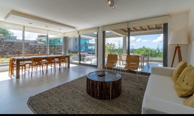 Apartamento en venta de 2 dormitorios en edificio Altamar, Punta del Este.