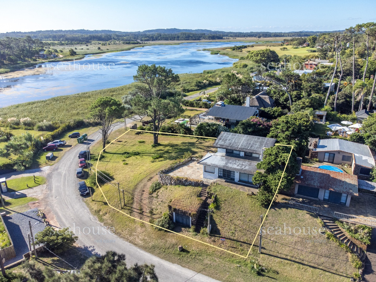 Casa Ref.1340 - Casa mas lote  frente a Laguna del Diario - Excelente ubicación 