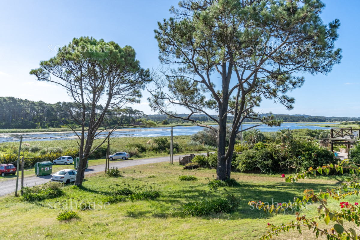 Casa Ref.1340 - Casa mas lote  frente a Laguna del Diario - Excelente ubicación 