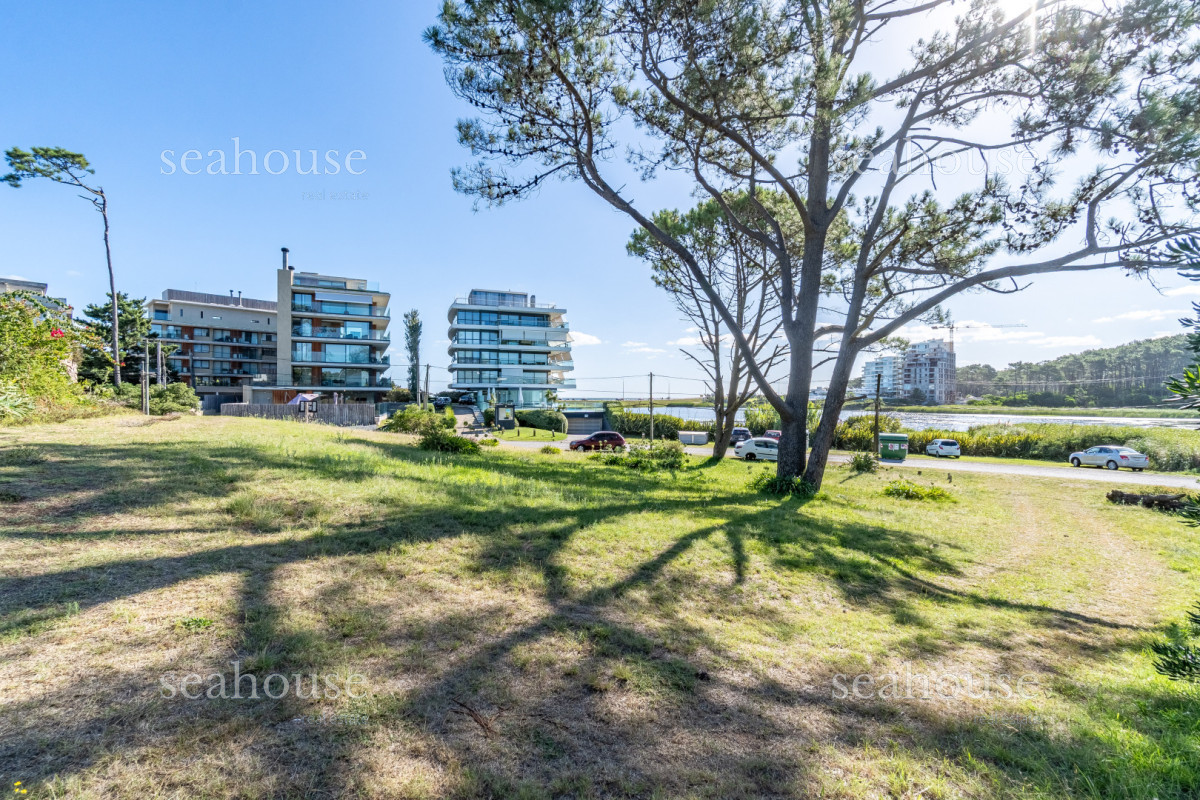 Casa Ref.1340 - Casa mas lote  frente a Laguna del Diario - Excelente ubicación 