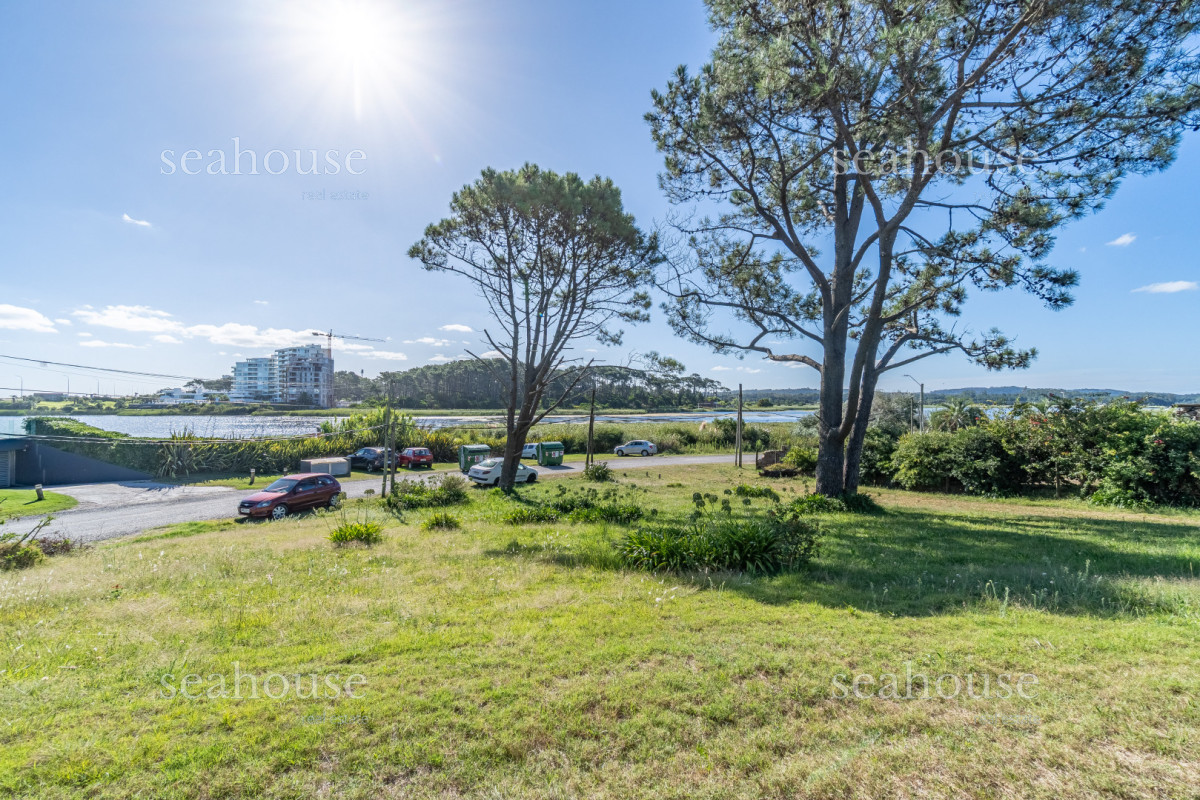 Casa Ref.1340 - Casa mas lote  frente a Laguna del Diario - Excelente ubicación 
