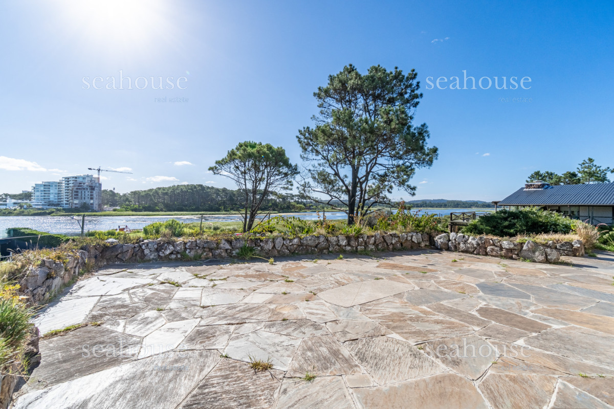 Casa Ref.1340 - Casa mas lote  frente a Laguna del Diario - Excelente ubicación 