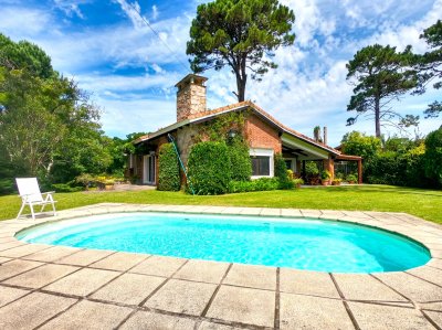 Vende casa en Cantegril, Punta del Este. 