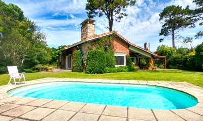 Vende casa en Cantegril, Punta del Este.