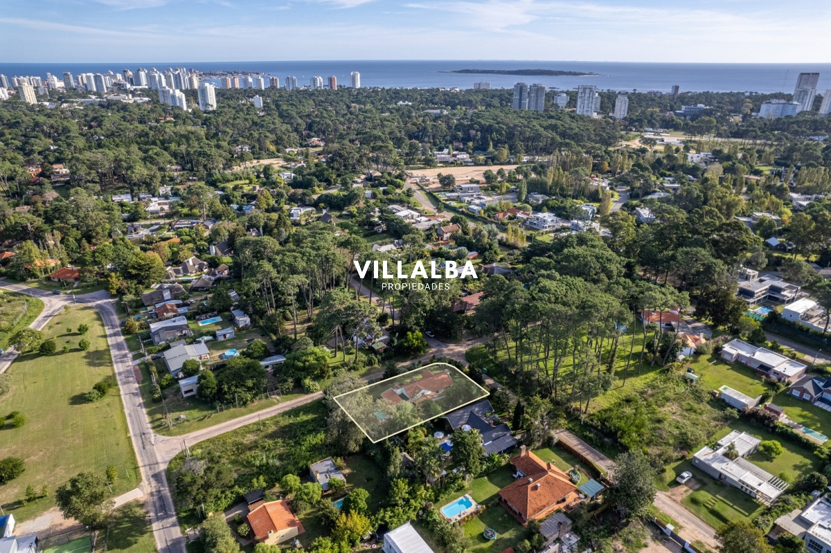 Apartamento ID.2916 - Venta de Hermosa propiedad con gran lote esquinero 