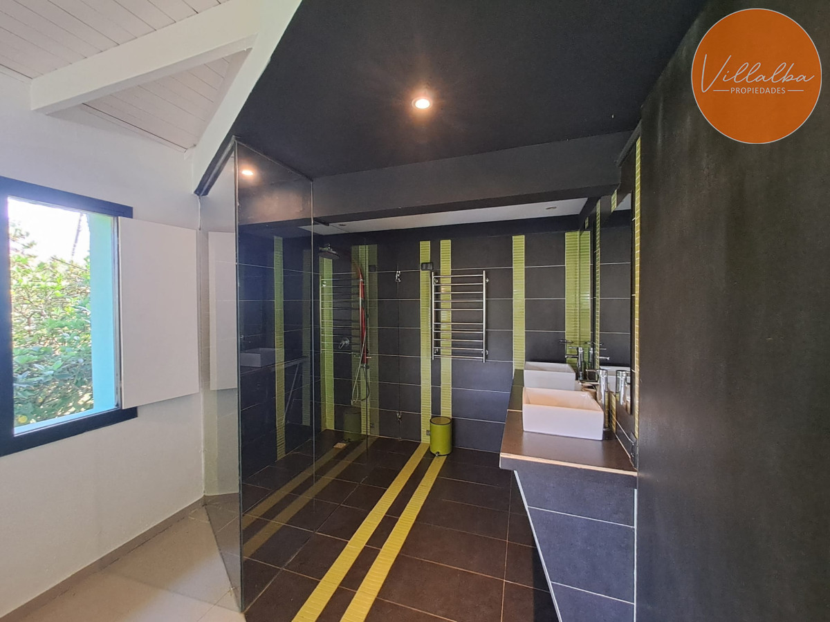 Apartamento ID.2916 - Venta de Hermosa propiedad con gran lote esquinero 