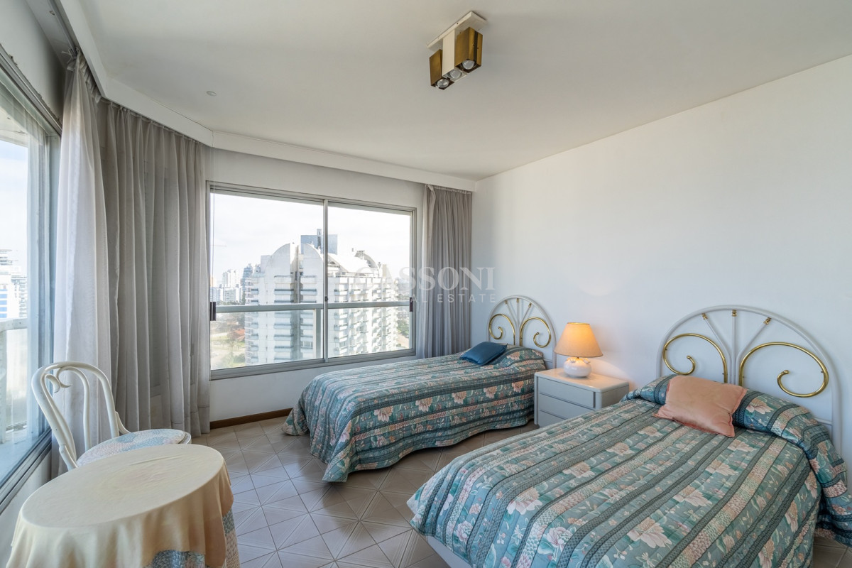 Apartamento ID.2411 - Espectacular planta 3 dormitorios y dependencia, Playa Brava