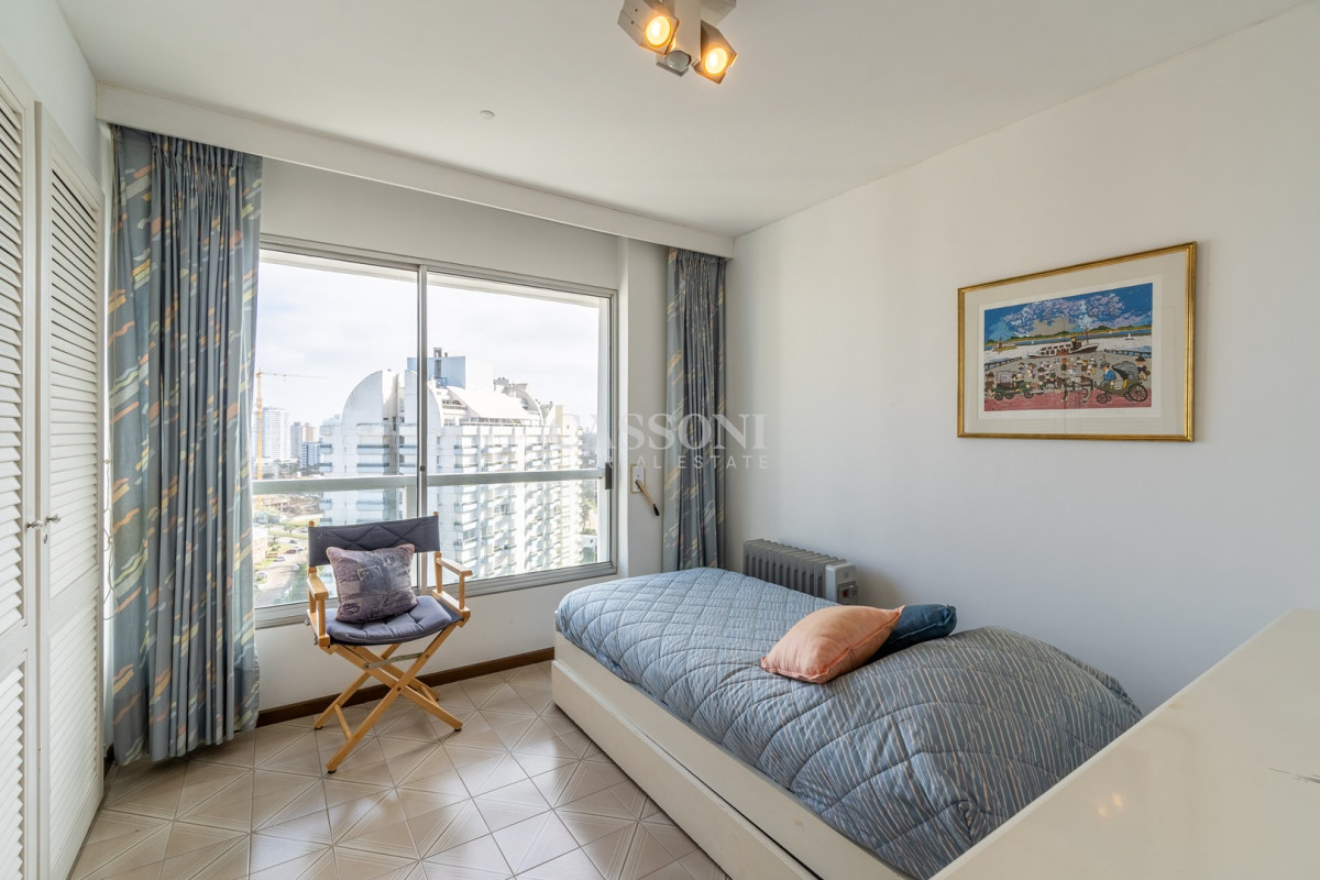 Apartamento ID.2411 - Espectacular planta 3 dormitorios y dependencia, Playa Brava