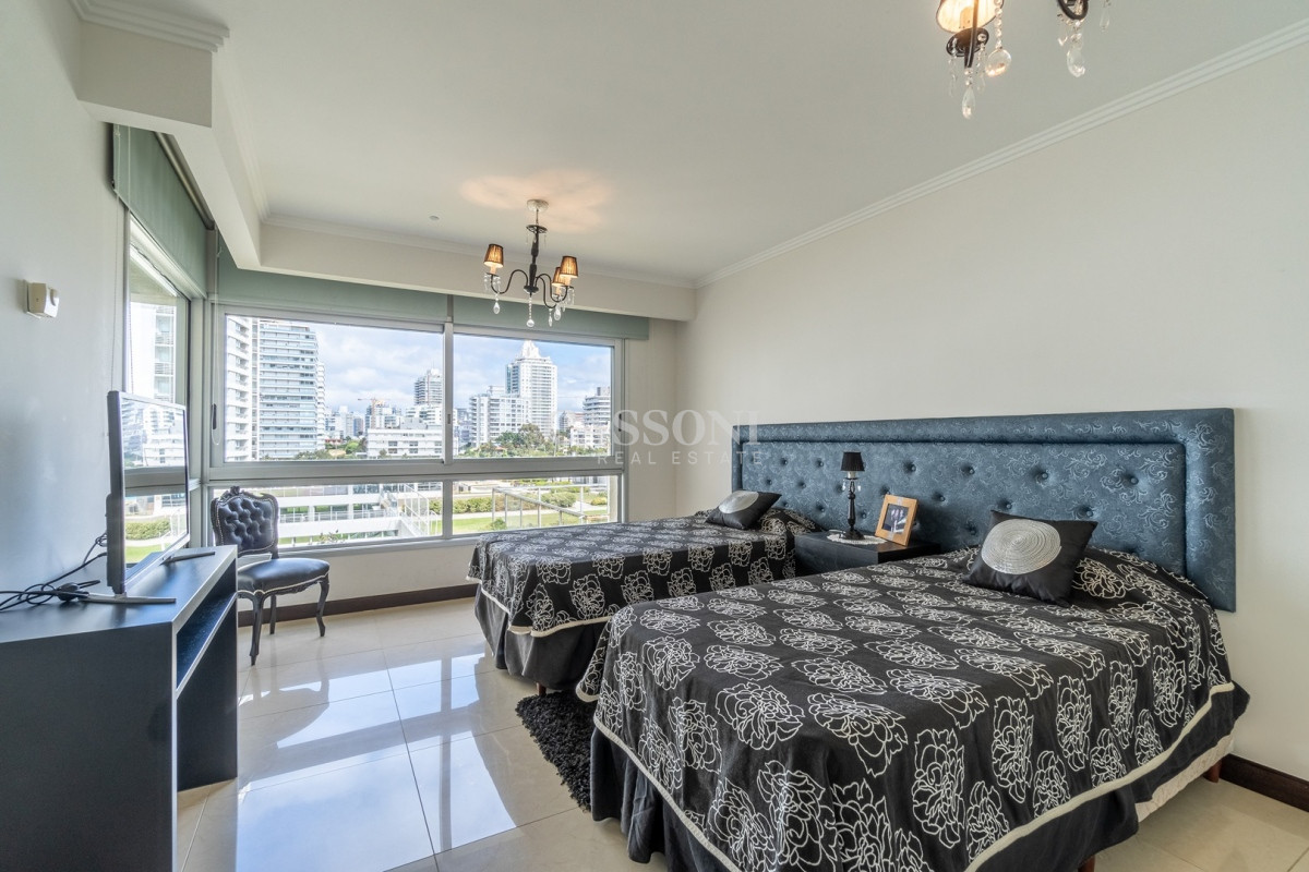 Apartamento ID.2410 - Espectacular apartamento en venta 3 suites y dependencia, Playa Brava. 