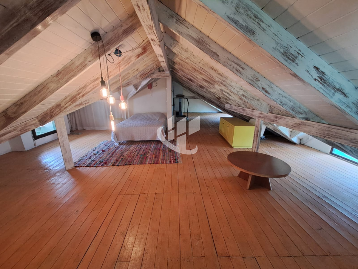 Casa ID.747 - Venta de Hermosa propiedad con gran lote esquinero 