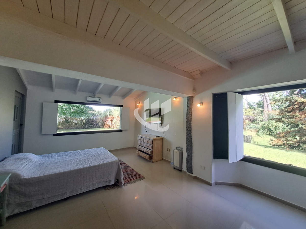 Casa ID.747 - Venta de Hermosa propiedad con gran lote esquinero 