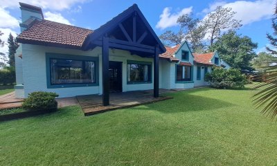 Venta de Hermosa propiedad con gran lote esquinero