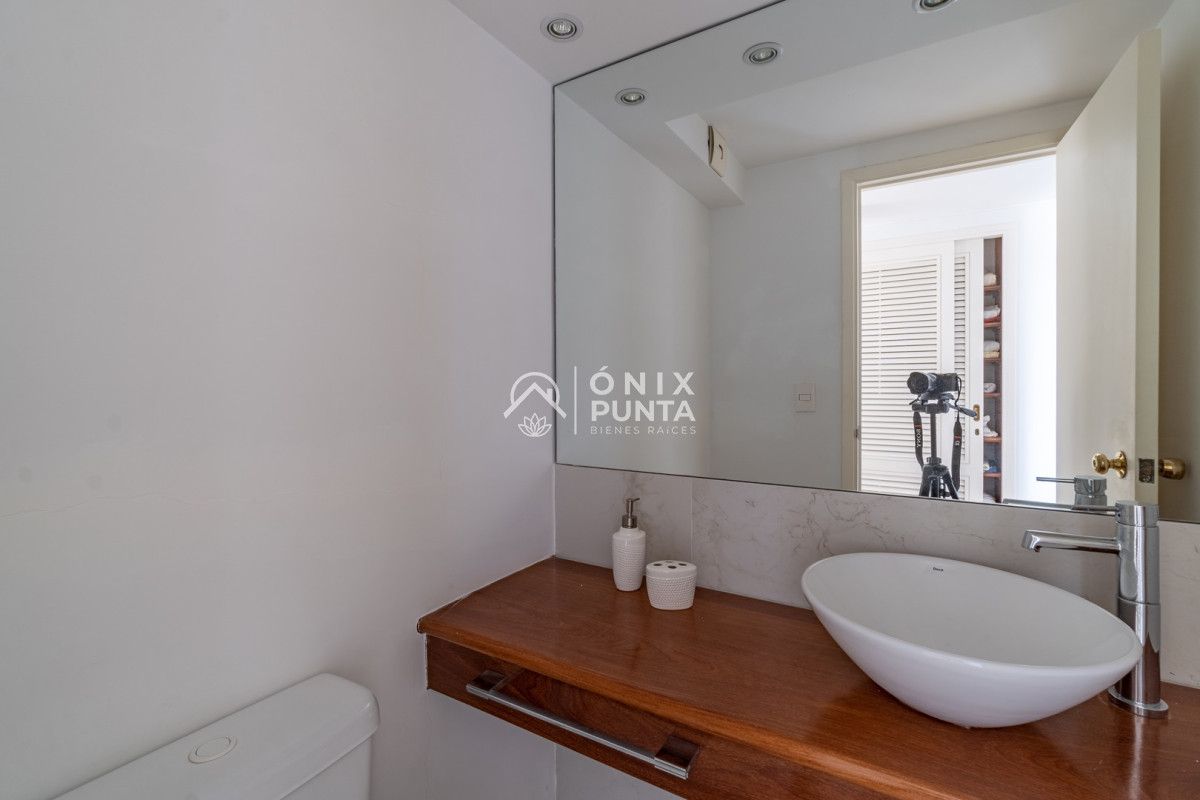 Apartamento ID.66 - Venta Apartamento de 3 dormitorios en Playa Mansa, Punta del Este