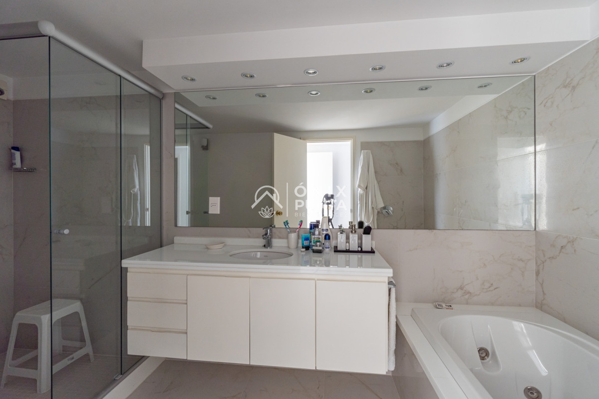 Apartamento ID.66 - Venta Apartamento de 3 dormitorios en Playa Mansa, Punta del Este