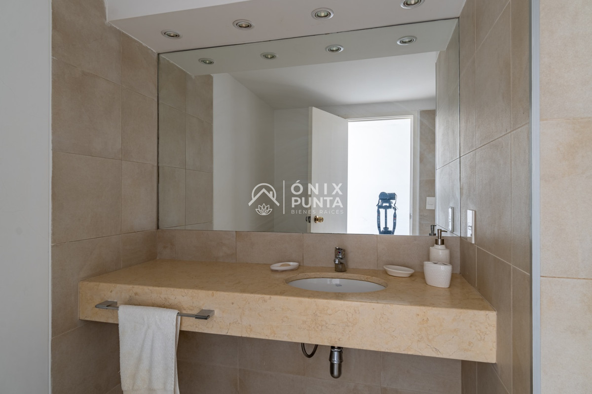 Apartamento ID.66 - Venta Apartamento de 3 dormitorios en Playa Mansa, Punta del Este